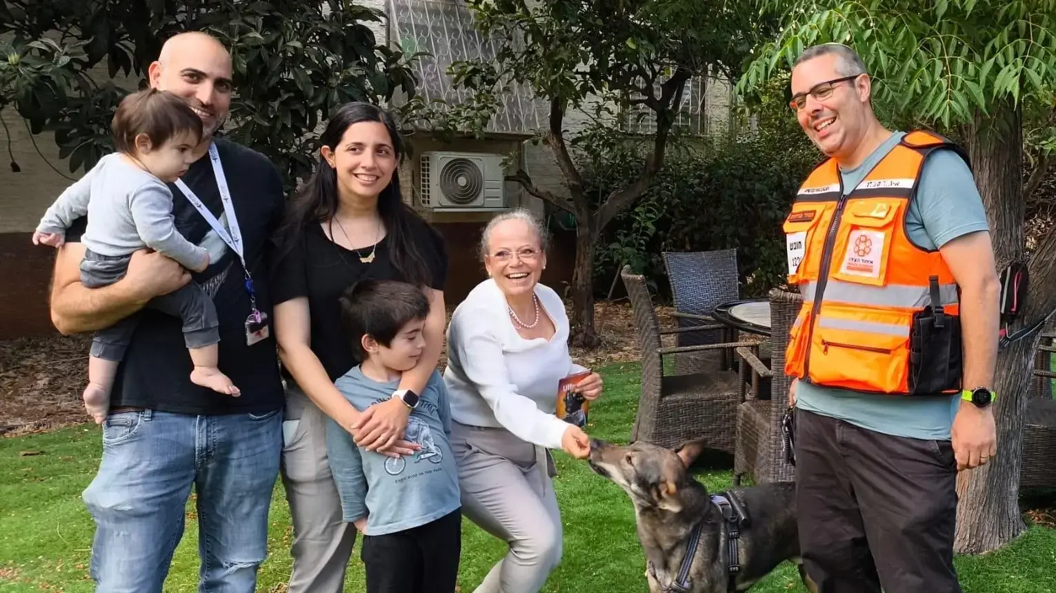 הילד גל והכלב לאקי שהציל את חייו