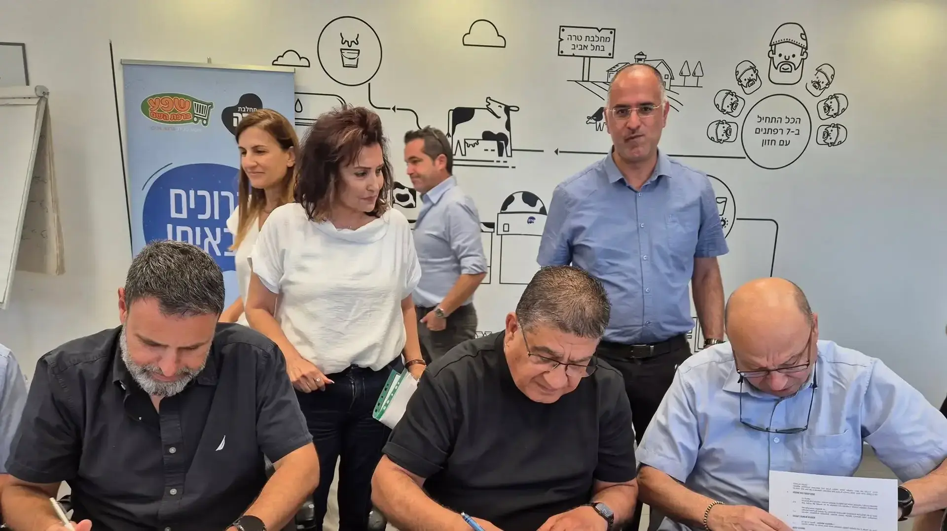 חותמים על ההסכם מימין לשמאל: עו"ד אליעזר בלו,  נורברט בוקובזה, מנכ"ל "טרה דרום", טל וזאנה