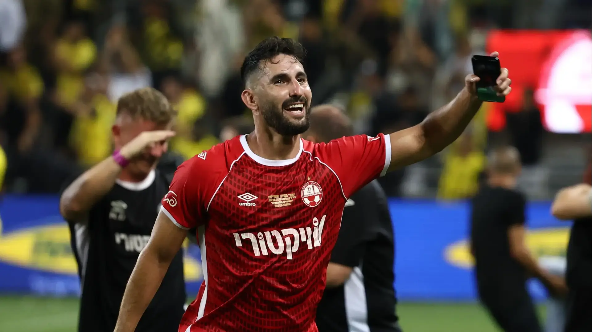 אלון תורג'מן שחקן הפועל באר שבע חוגג זכייה בגביע המדינה