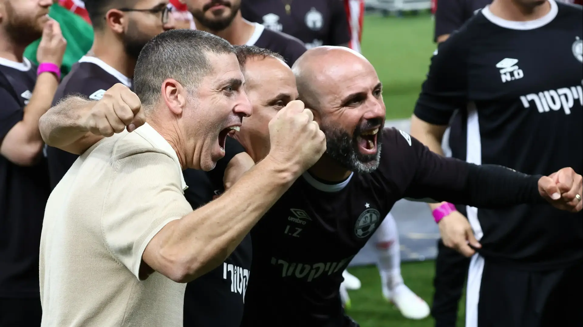 רן קוז'וך מאמן הפועל באר שבע חוגג זכייה בגביע המדינה עם הצוות שלו
