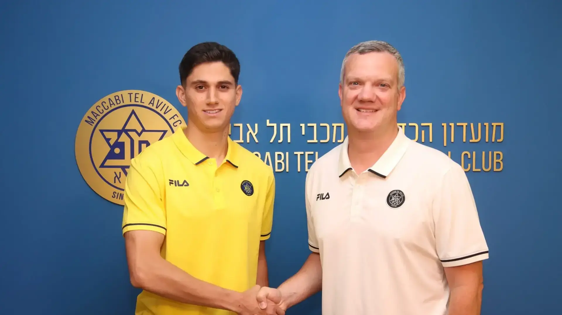 בן לדרמן במעמד החתימה במכבי תל אביב