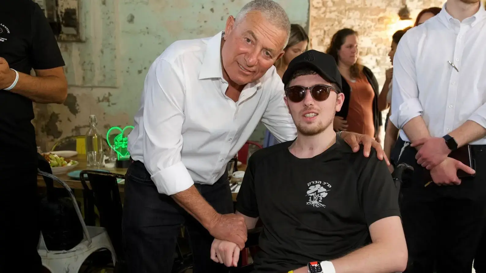 אלוף במיל׳ דורון אלמוג יו״ר הסוכנות היהודית באירוע הצדעה לחיילים עולים בודדים שנפצעו בחרבות ברזל