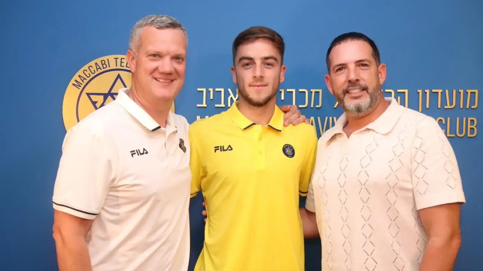 נועם בן הרוש לצד מנכ"ל מכבי תל אביב בן מנספורד וסוכנו שחר גרינברג