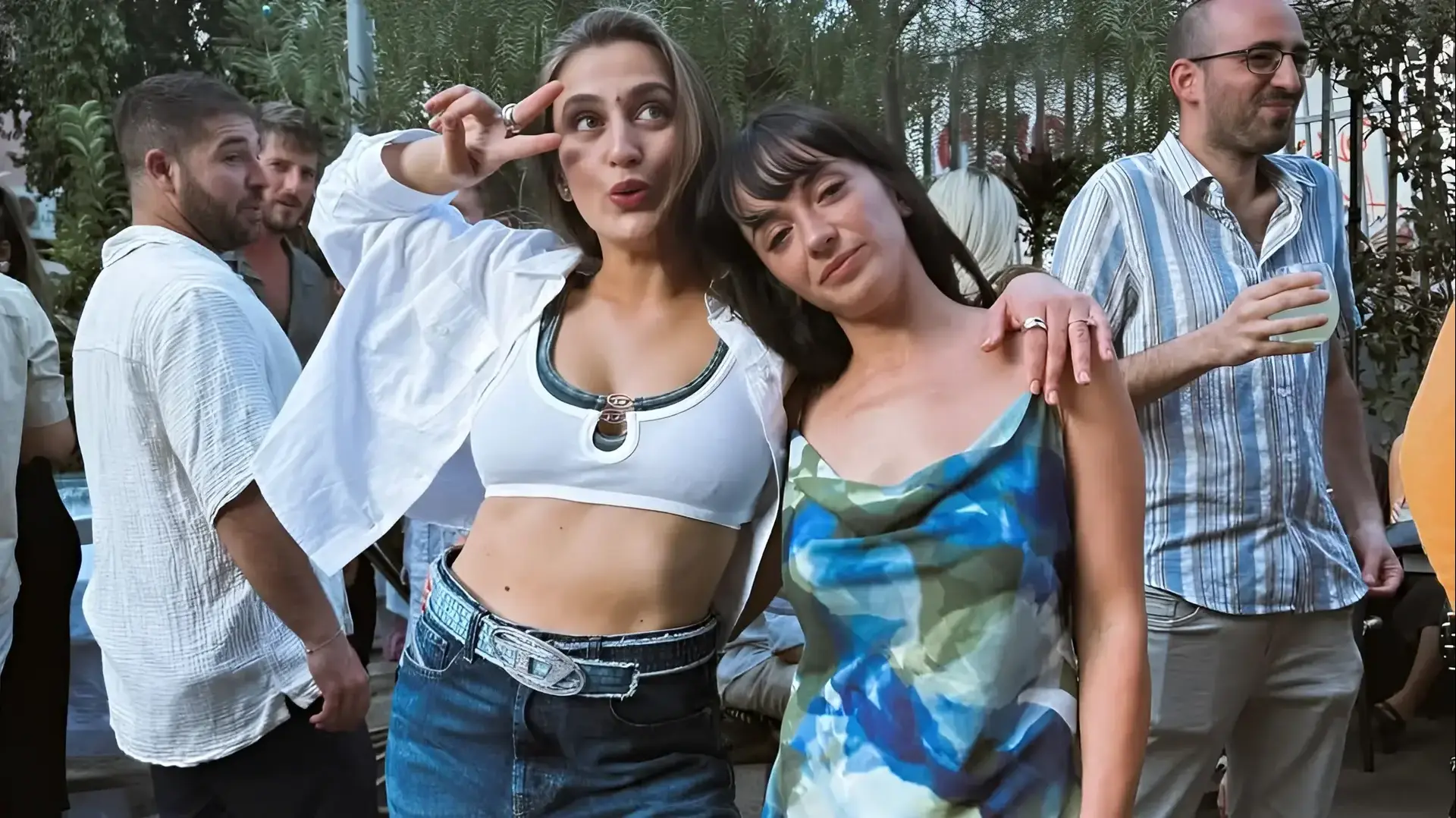 השחקנית גל מלכה לובשת דיזל, לצידה עינת הולנד בשמלה של דה רוקוקו השחקנית גל מלכה לובשת דיזל, לצידה עינת הולנד בשמלה של דה רוקוקו