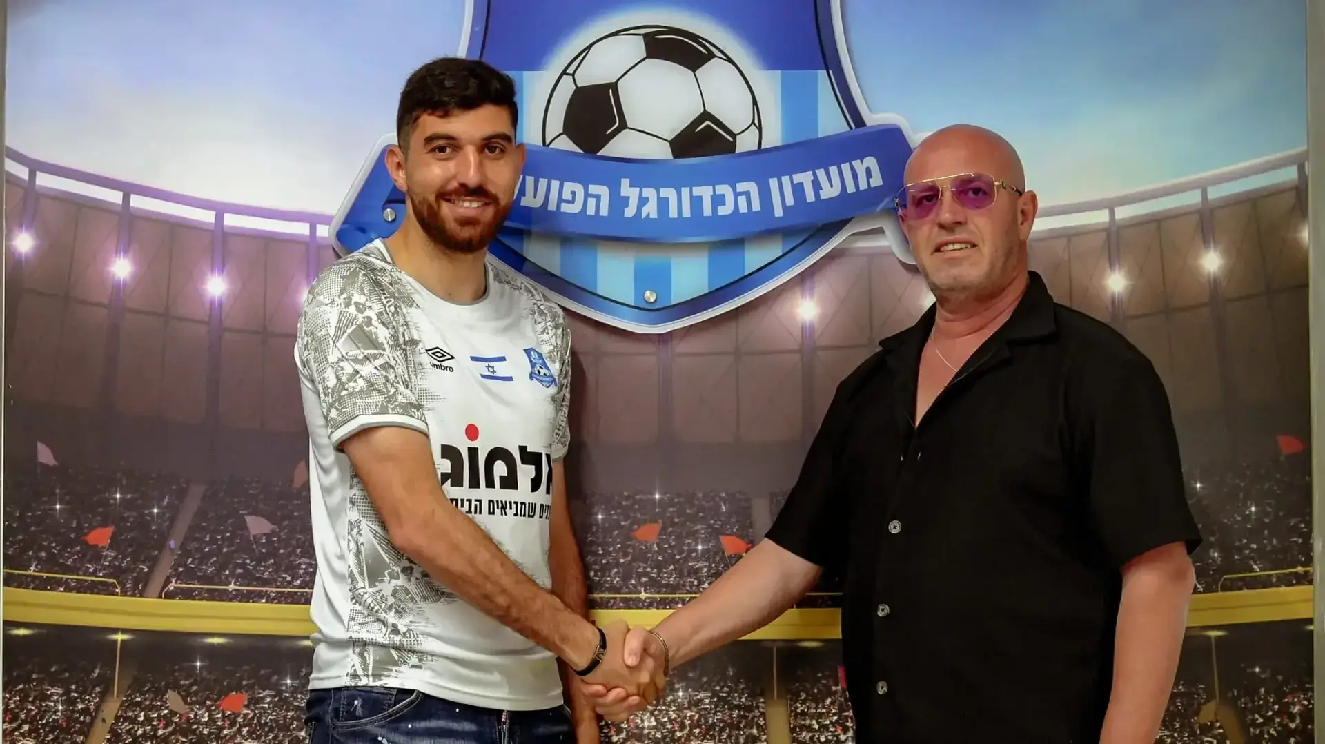 הפועל עכו מתחזקת: אוסמה חלאיילה חתם, לצד הבעלים צחי נקש