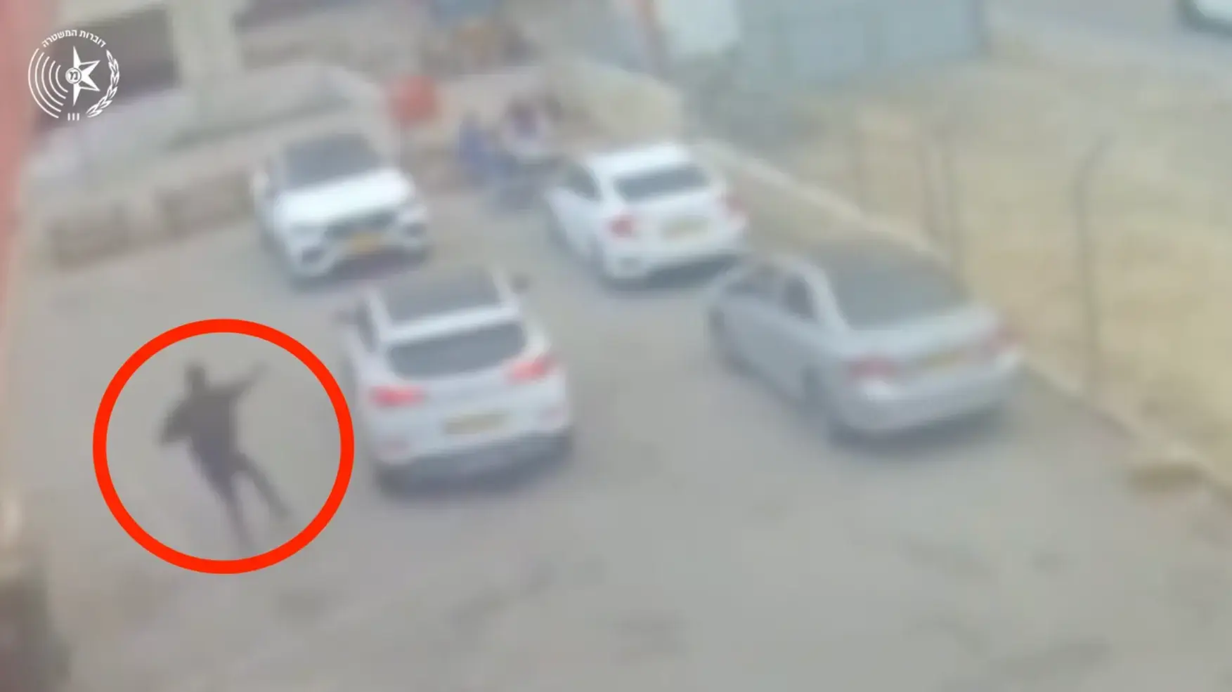 יורה בילד בן 15 ובבני משפחתו ברכב