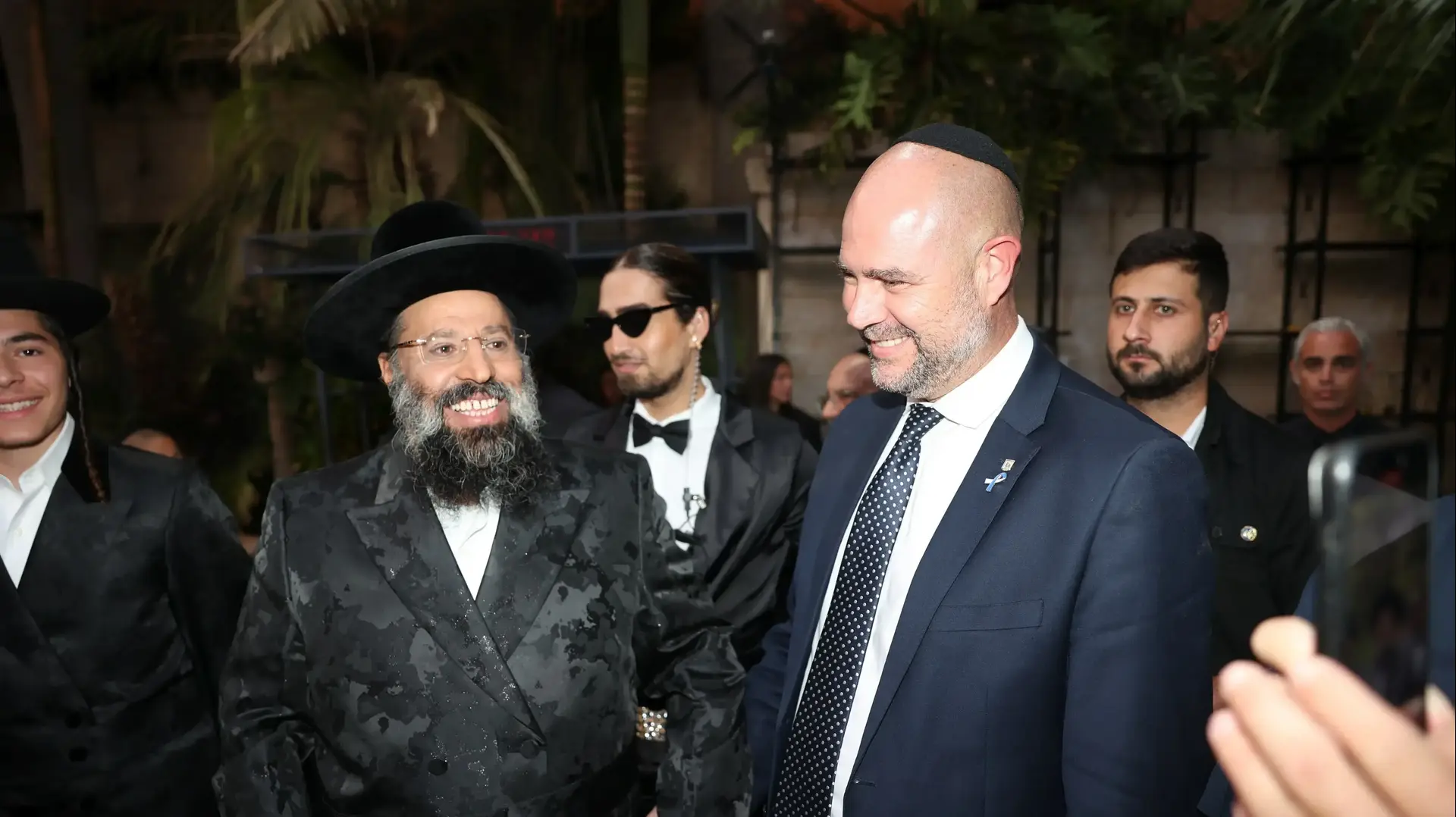 אמיר אוחנה בחתונת בתו של הרב נתנאל שריקי
