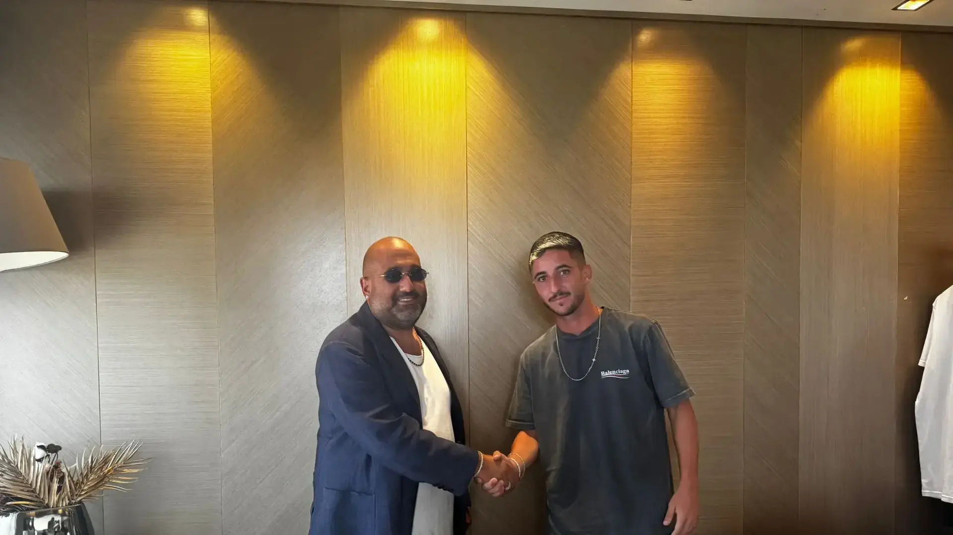 שחקן בית"ר ירושלים זיו בן שימול עם הבעלים ברק אברמוב