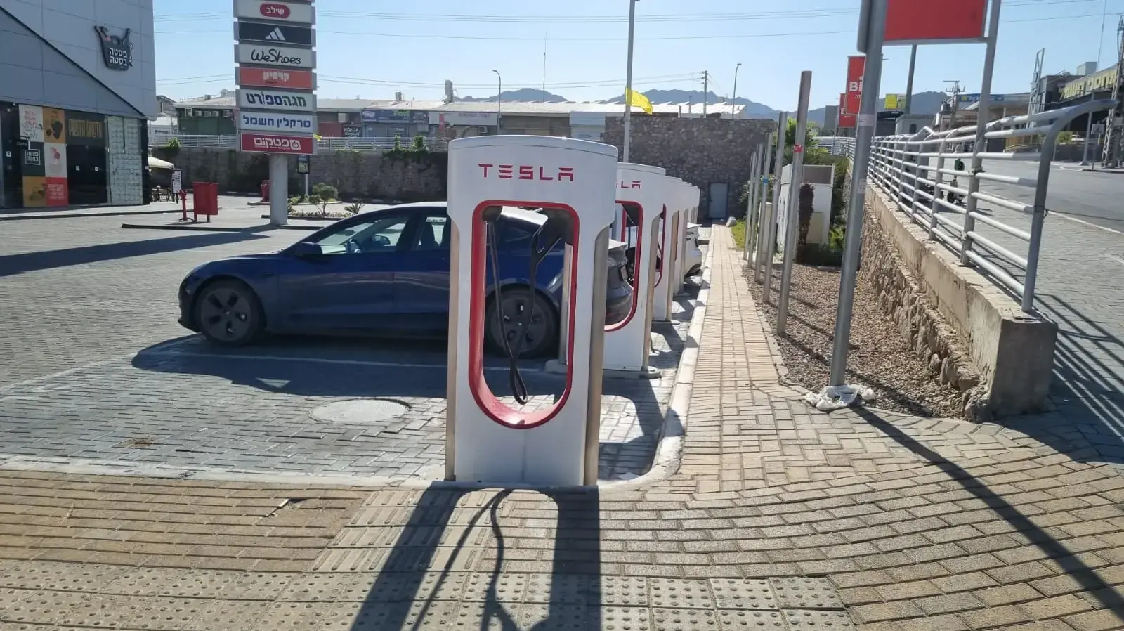 מתחם טעינה של טסלה באילת