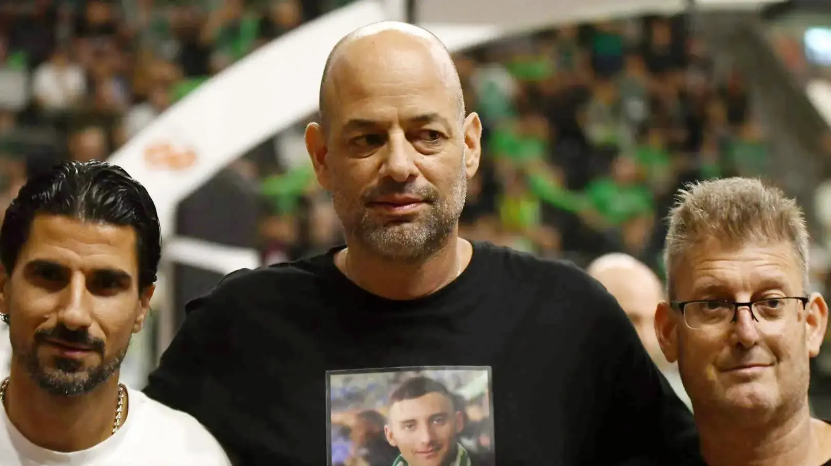 חגי אנגרסט, אביו של החייל החטוף מתן אנגרסט, לצד מנכ"ל מכבי חיפה בכדורסל רועי שווץ וראש מערך הסקאוטינג של מכבי חיפה בכדורגל ליאור רפאלוב