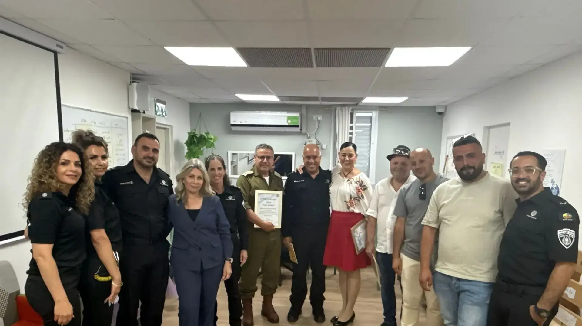 ערב הצגת ספר השירה "מילים ומנגינות" בבית סוהר דקל ערב הצגת ספר השירה "מילים ומנגינות" בבית סוהר דקל