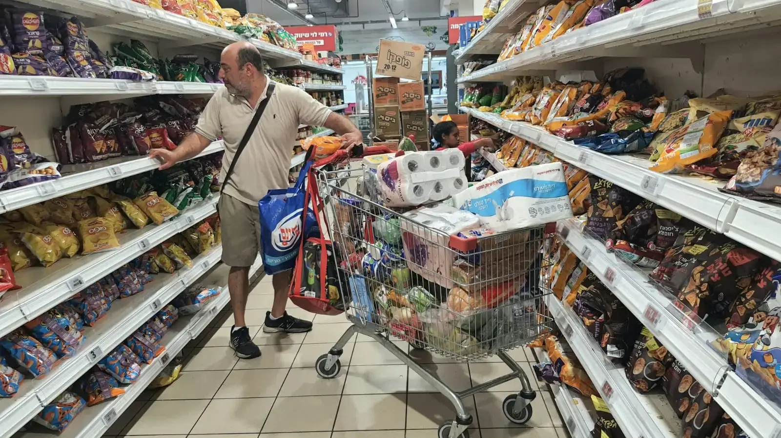 קונים בסופר לאחר תקיפת ישראל באיראן, סניף רמי לוי פתח תקווה, 13 ביוני 2025