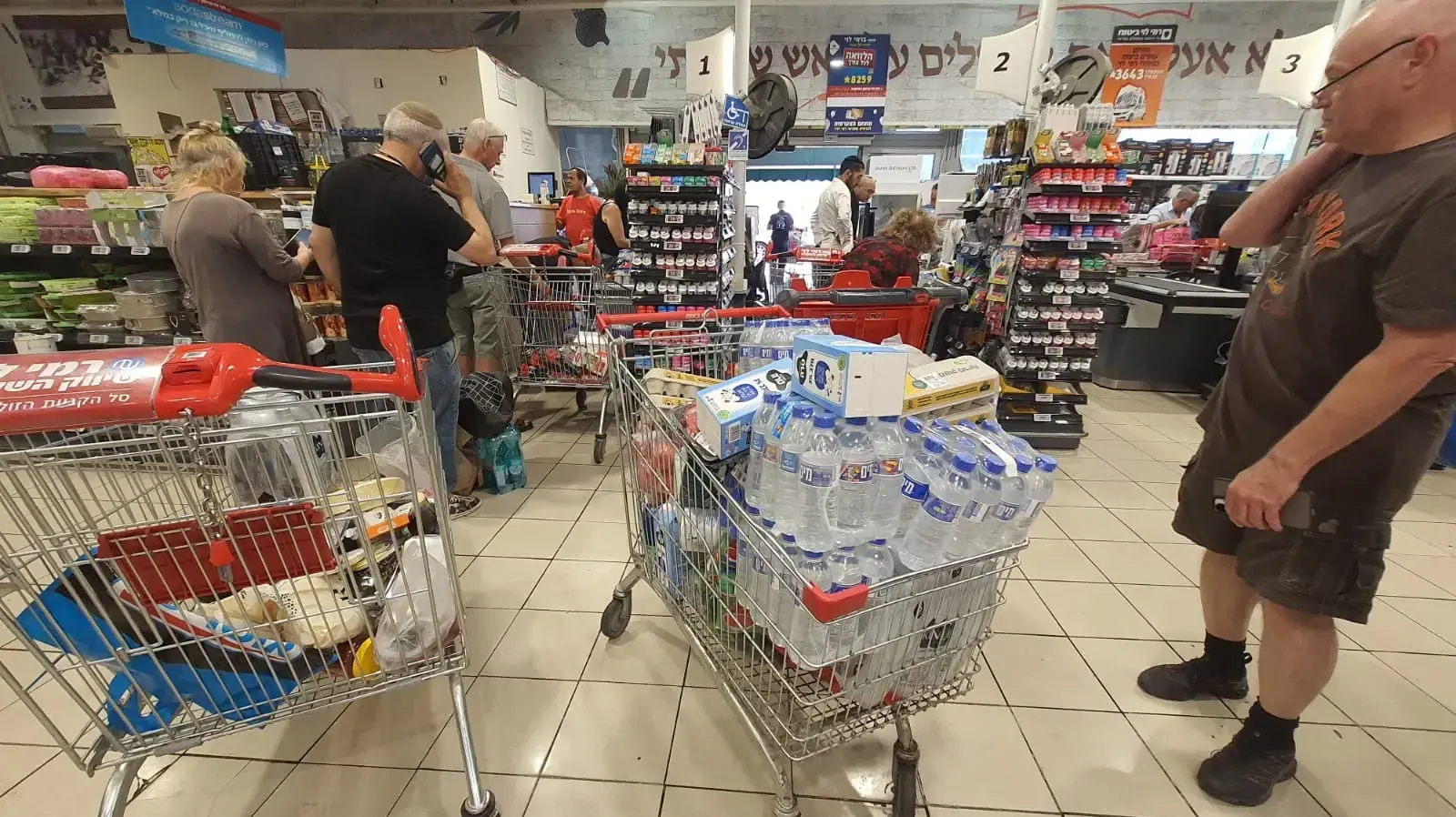 קונים בסופר לאחר תקיפת ישראל באיראן, סניף רמי לוי פתח תקווה, 13 ביוני 2025 קונים בסופר לאחר תקיפת ישראל באיראן, סניף רמי לוי פתח תקווה, 13 ביוני 2025