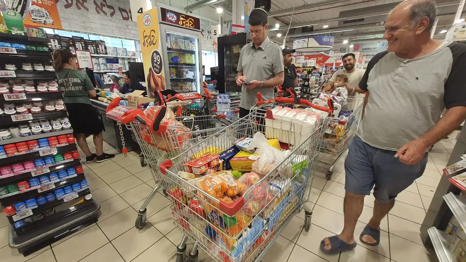 קונים בסופר לאחר תקיפת ישראל באיראן, סניף רמי לוי פתח תקווה, 13 ביוני 2025 קונים בסופר לאחר תקיפת ישראל באיראן, סניף רמי לוי פתח תקווה, 13 ביוני 2025