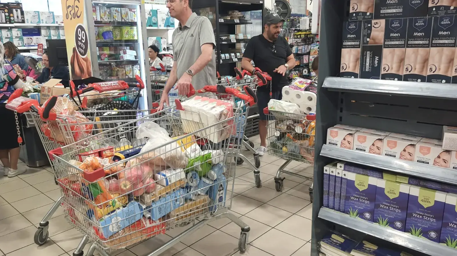 קונים בסופר לאחר תקיפת ישראל באיראן, סניף רמי לוי פתח תקווה, 13 ביוני 2025 קונים בסופר לאחר תקיפת ישראל באיראן, סניף רמי לוי פתח תקווה, 13 ביוני 2025