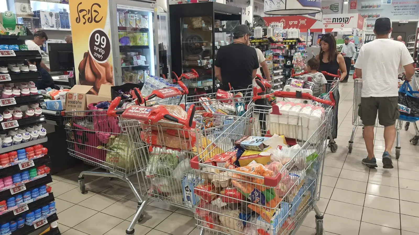 קונים בסופר לאחר תקיפת ישראל באיראן, סניף רמי לוי פתח תקווה, 13 ביוני 2025