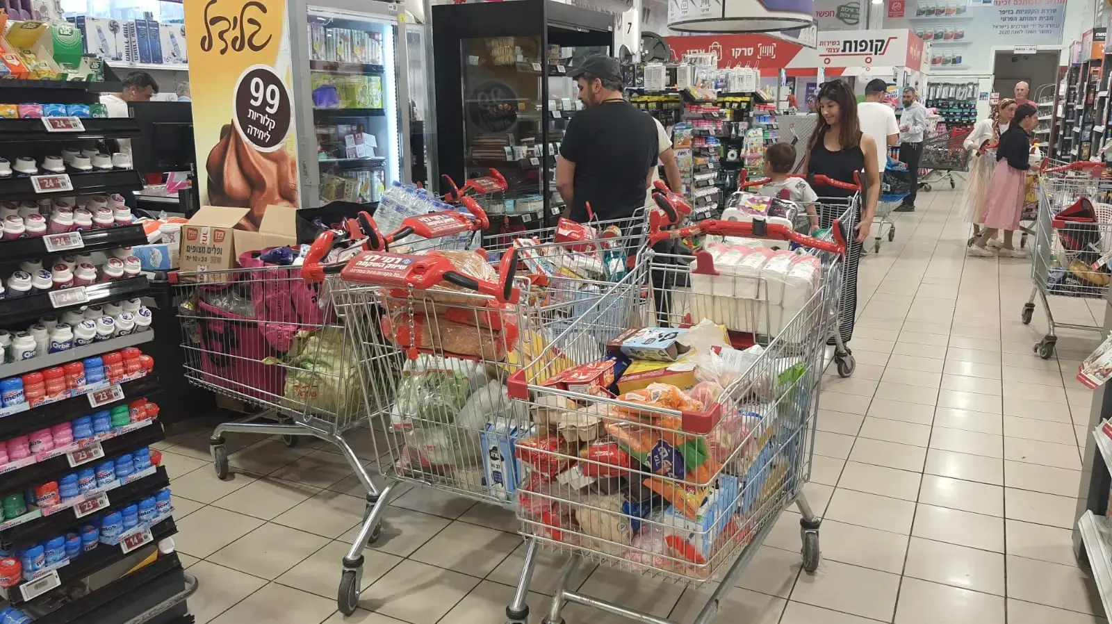 קונים בסופר לאחר תקיפת ישראל באיראן, סניף רמי לוי פתח תקווה, 13 ביוני 2025 קונים בסופר לאחר תקיפת ישראל באיראן, סניף רמי לוי פתח תקווה, 13 ביוני 2025