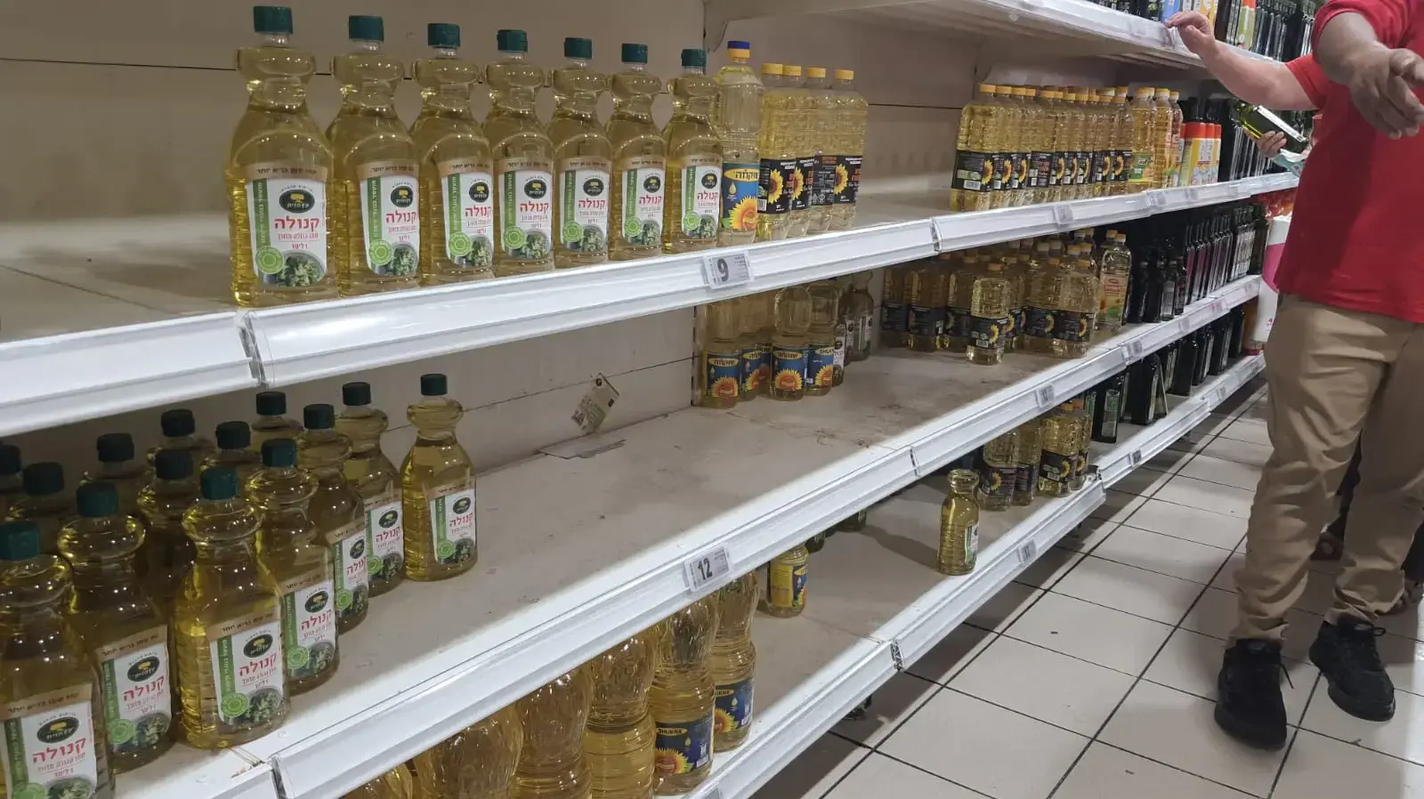 מדפים ריקים לאחר תקיפת ישראל באיראן, סניף רמי לוי פתח תקווה, 13 ביוני 2025