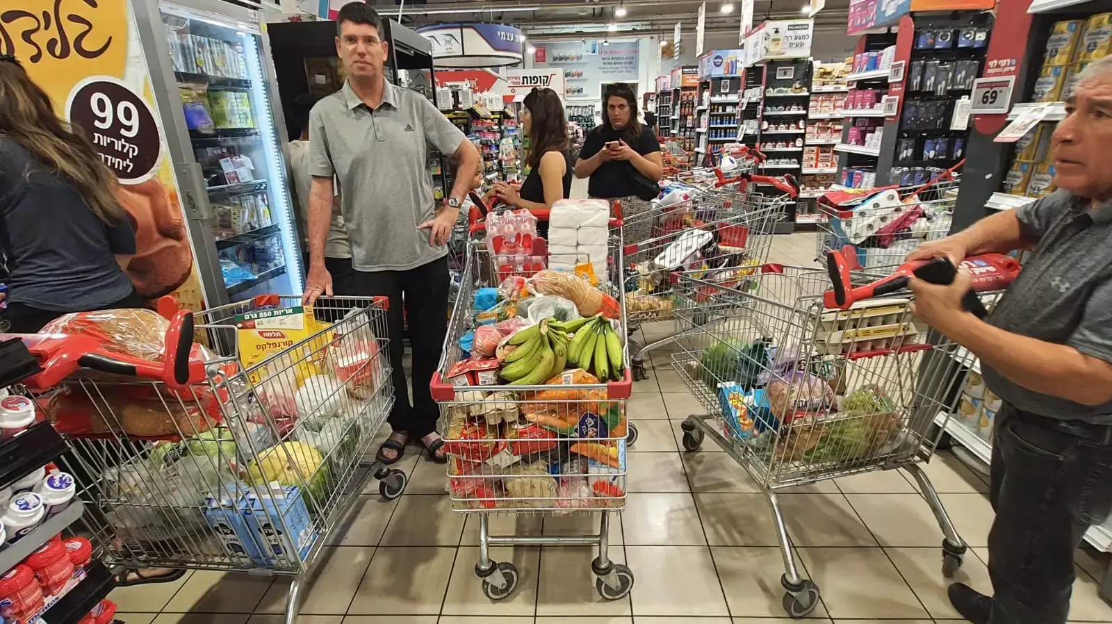קונים בסופר לאחר תקיפת ישראל באיראן, סניף רמי לוי פתח תקווה, 13 ביוני 2025