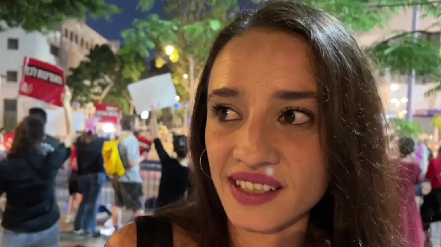לפני הופעת אייל גולן בבלומפילד נערכה הפגנה בהובלת טאיסיה זמולוצקי מנפגעות הזמר בפרשת הקטינות. היא ומפגינים ספגו ממעריצי גולן קללות קשות כמו "טאיסיה זונה" ותגובות אלימות. המשטרה עצרה שני מעריצים ושני מפגינים בהם מורן זר קצנשטיין, מארגנת ההפגנה. 12 ביוני 25'
