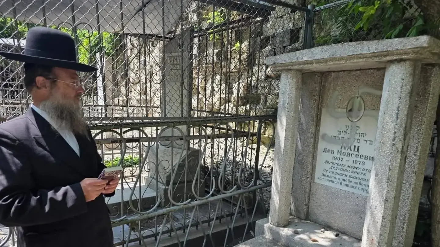 חוללו קברים בבית העלמין היהודי בקישינב בירת מולדובה. 15.6.25