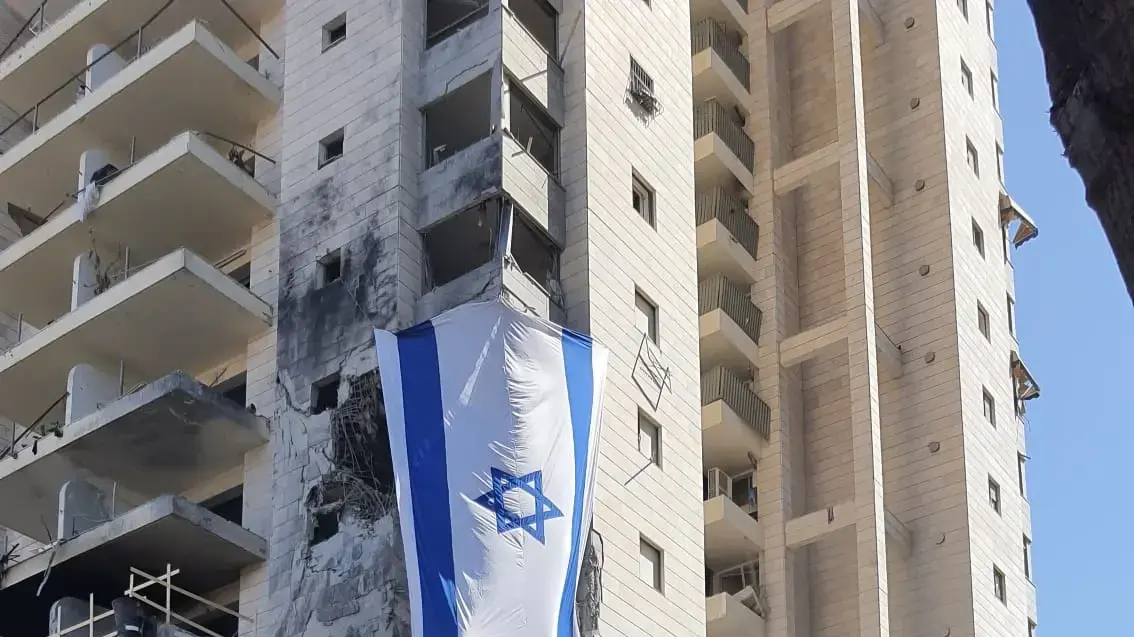בניין שניזוק מפגיעת טיל איראני, פ"ת, 18 ביוני 2025