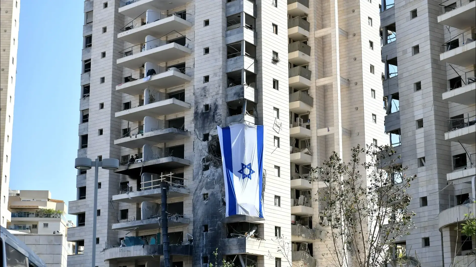 הבניין שנפגע מטיל איראני, פתח תקווה.