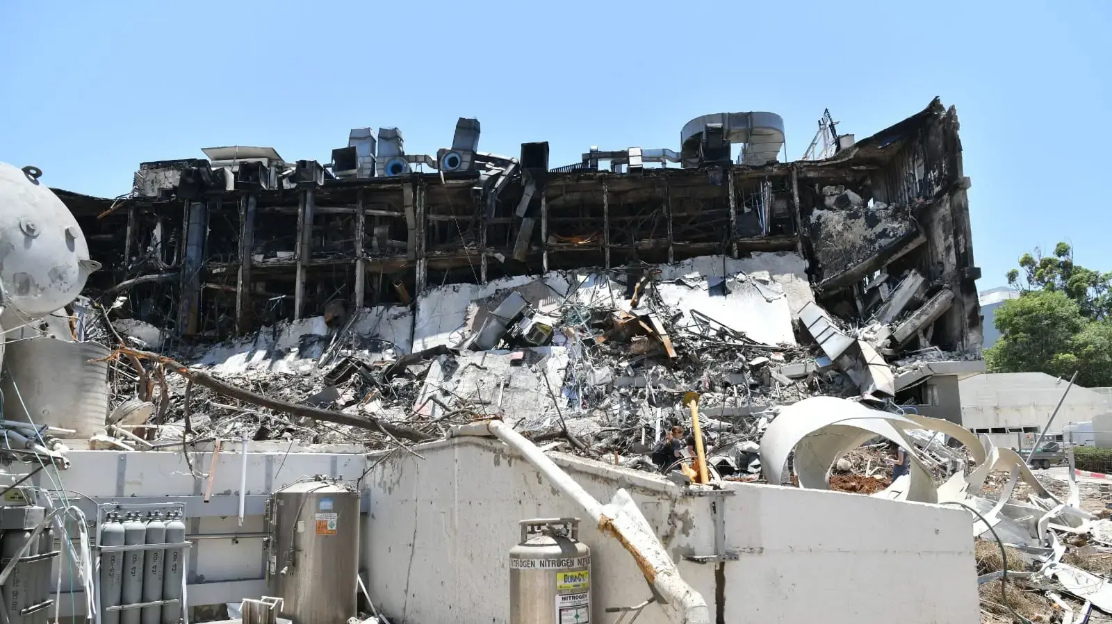 מכון ויצמן לאחר פגיעת טיל איראני מכון ויצמן לאחר פגיעת טיל איראני
