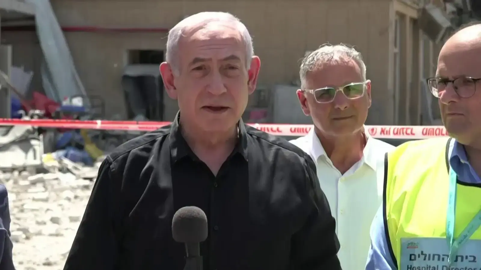 ראש הממשלה בנימין נתניהו בזירת הרס בסורוקה. 19 ביוני 2025