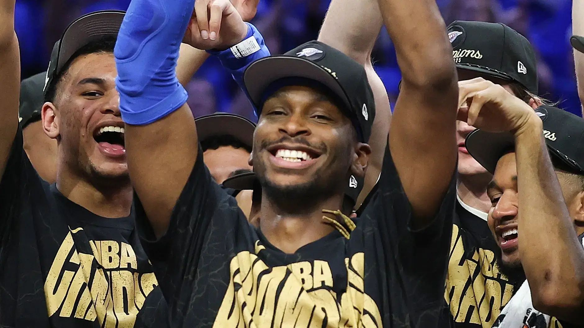 שיי גילג'ס אלכסנדר עם תואר ה-MVP שיי גילג'ס אלכסנדר עם תואר ה-MVP