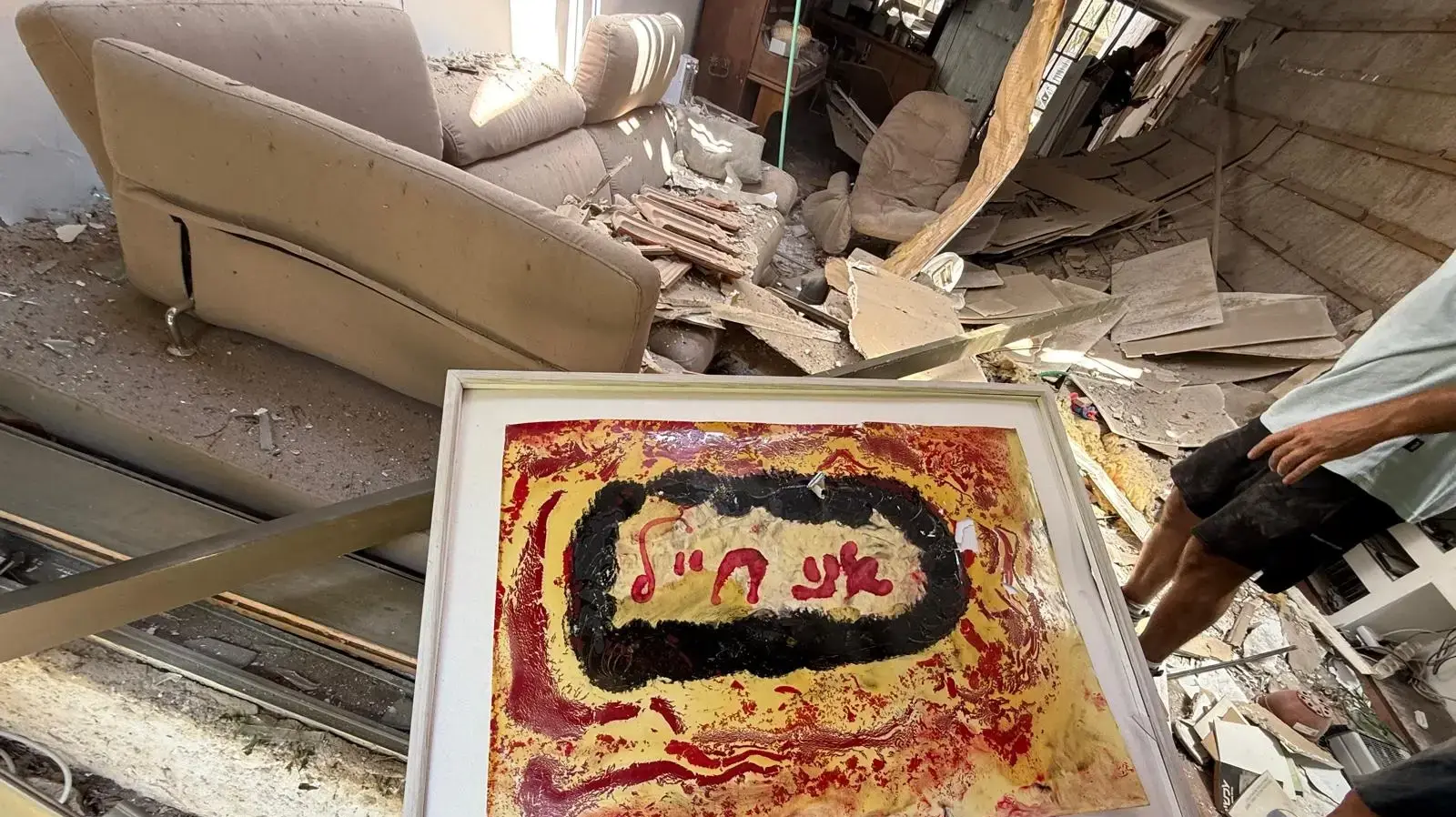 מה שנותר מביתו של הצייר והפסל ציבי גבע בתל אביב, לאחר פגיעת טיל ששוגר מאיראן ב-22 ביוני 2025. במרכז התמנוה ציור של הצייר משה גרשוני ששרד את התופת