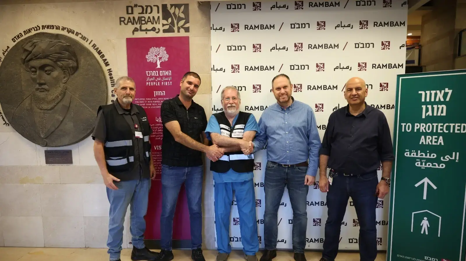מימין לשמאל: ניסים חיים, סגן מנהל ביה"ח רמב"ם, ליאור שחורי סמנכ"ל סחר, פרופ' מיקי הלברטל מנהל רמב"ם, לואי עומרי מנהל השיווק של רשת סלאח דבאח, ואמיר בן יוסף, מישנה לסמנכ"ל ביה"ח
