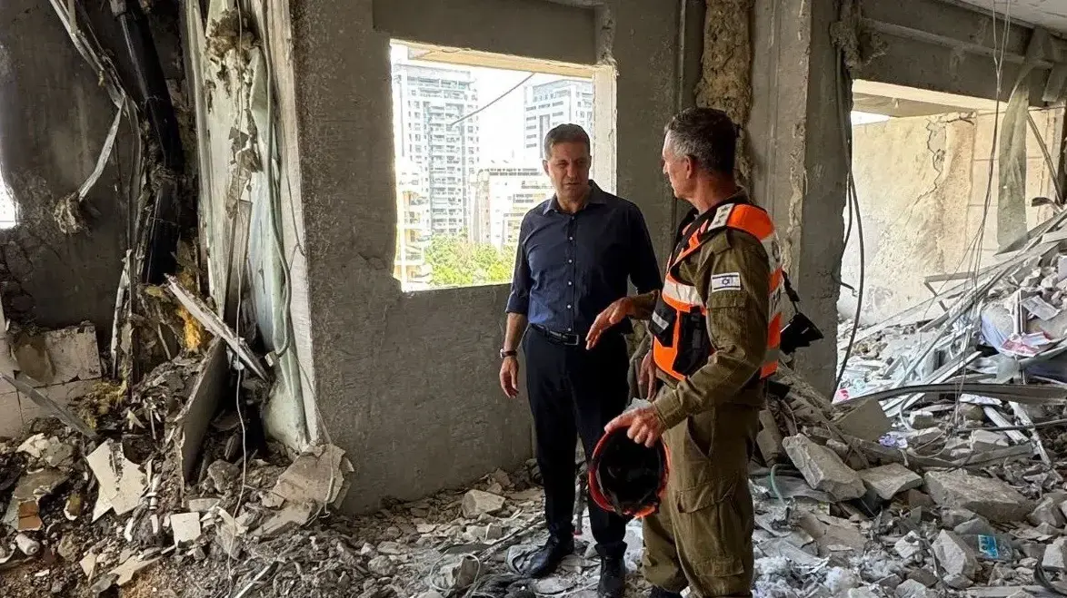 חיים ביבס יו"ר מרכז השלטון המקומי בזירת הנפילה בפתח תקווה