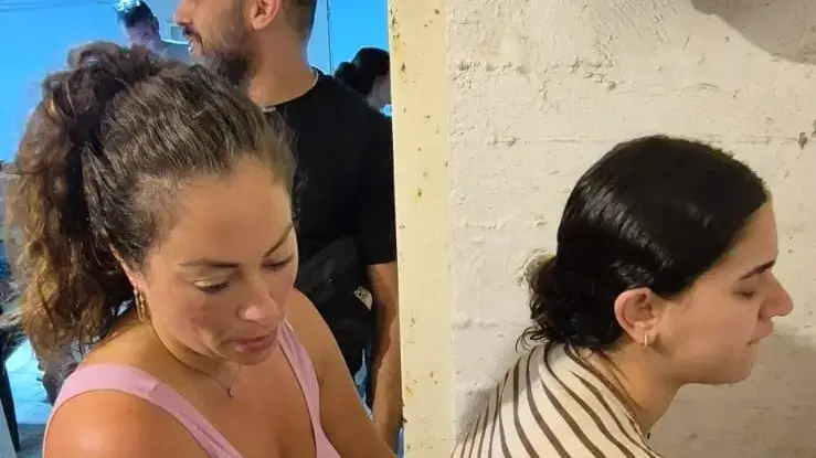 ליהיא גרינר מסייעת לאישה שקיבלה צירים בזמן האזעקות