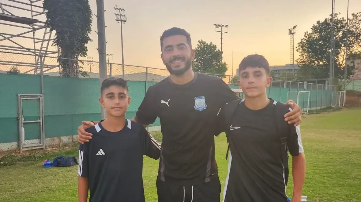 עמית טקסירה (ימין) עם ירין ברקאי (שמאל). במרכז המאמן הקפריסאי מינוס פראטיקוס