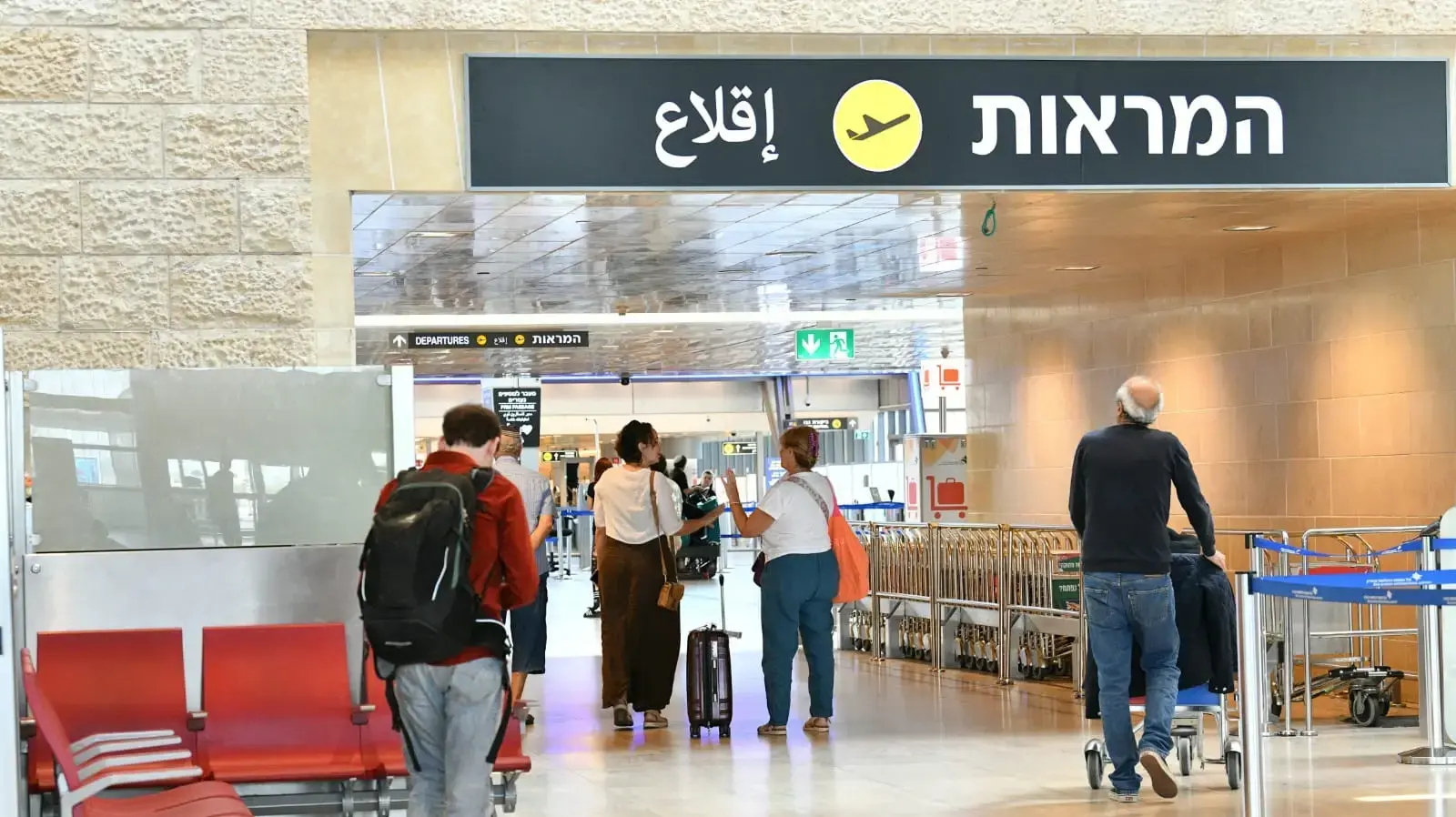 נוסעים ממתינים בתור לאחר חידוש טיסות בעקבות הפסקת האש בין איראן וישראל, נתב"ג, 25 ביוני 2025