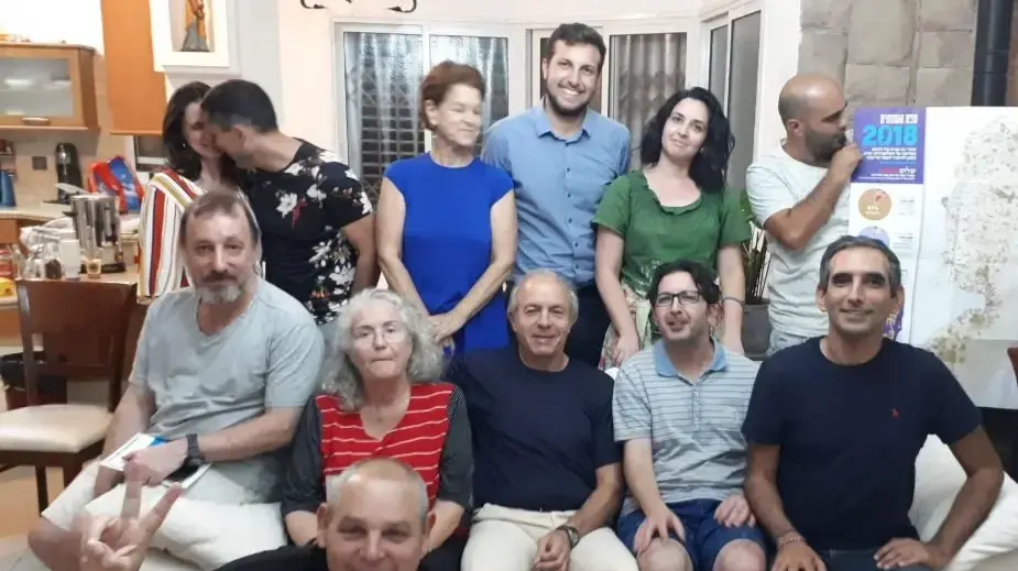 דבוש (יושב מימין) עם שאנן (יושבת שנייה משמאל) ויתר הפעילים