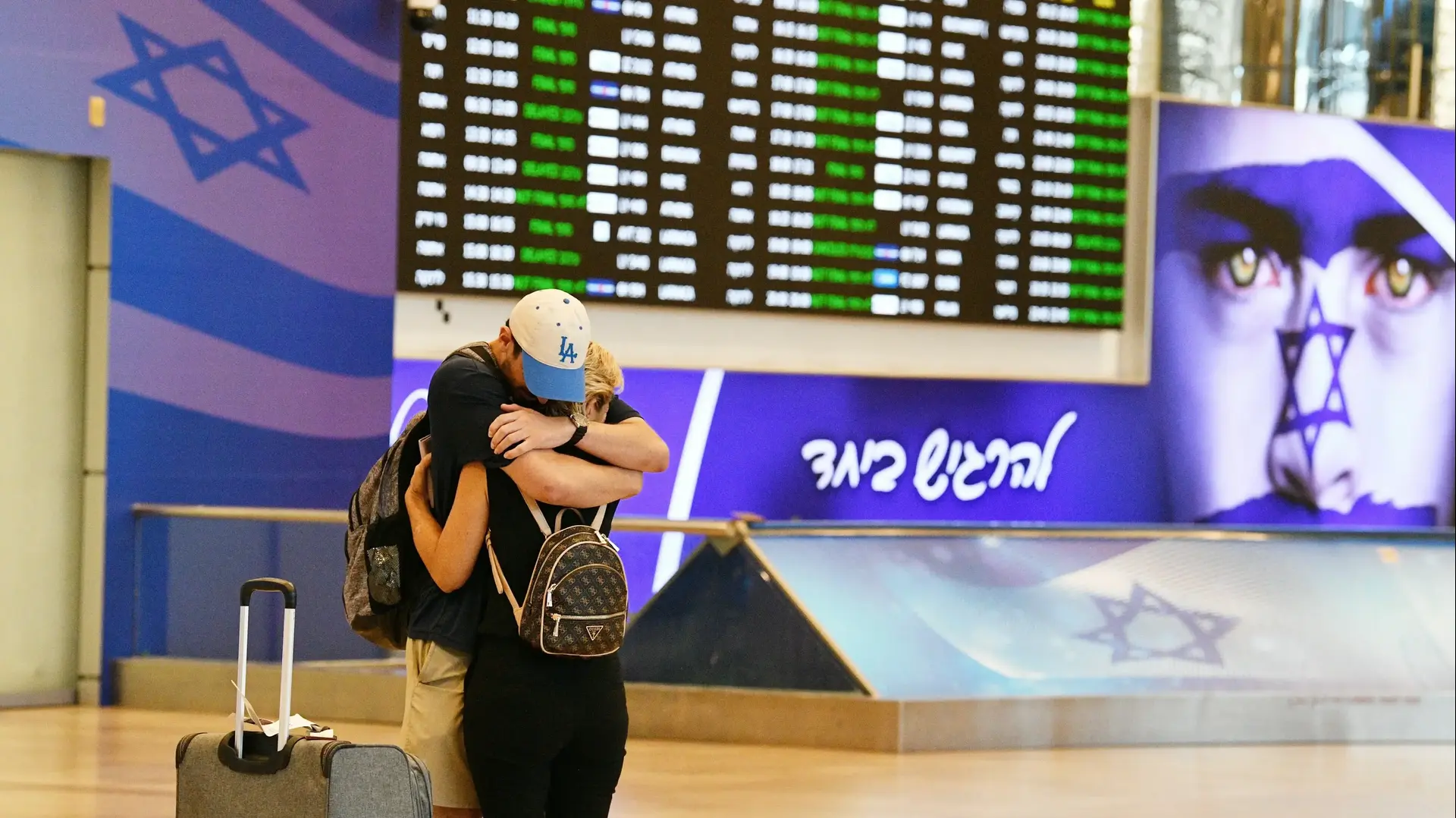 קבלת פנים לנוסעים ששבו מחו"ל לאחר חידוש טיסות בעקבות הפסקת האש בין איראן וישראל, נתב"ג, 25 ביוני 2025