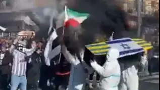 אוהדי אול בויס עם ארון קבורה ועליו דגל ישראל