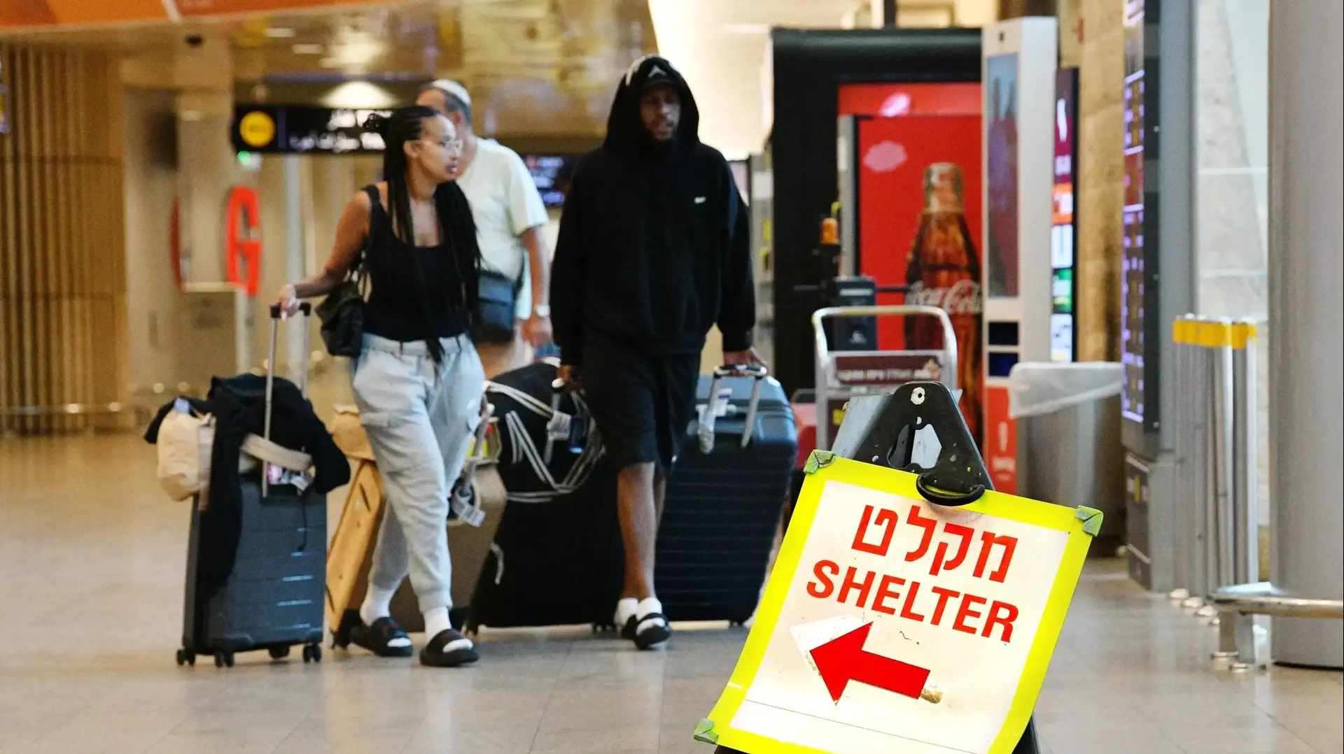 קבלת פנים לנוסעים ששבו מחו"ל לאחר חידוש טיסות בעקבות הפסקת האש בין איראן וישראל, נתב"ג, 25 ביוני 2025