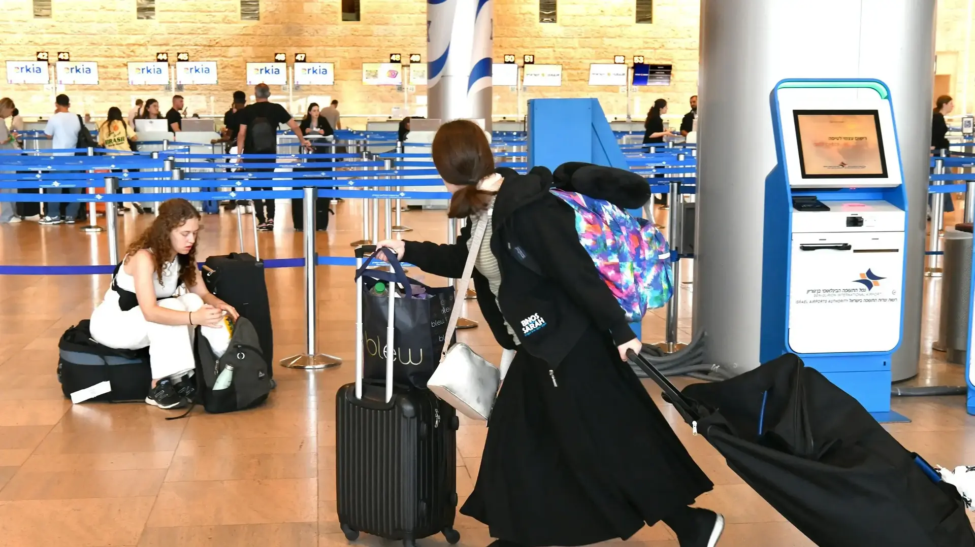 קבלת פנים לנוסעים ששבו מחו"ל לאחר חידוש טיסות בעקבות הפסקת האש בין איראן וישראל, נתב"ג, 25 ביוני 2025