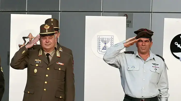 הרמטכ"ל גבי אשכנזי והרמטכ"ל ההונגרי בביקור בקריה
