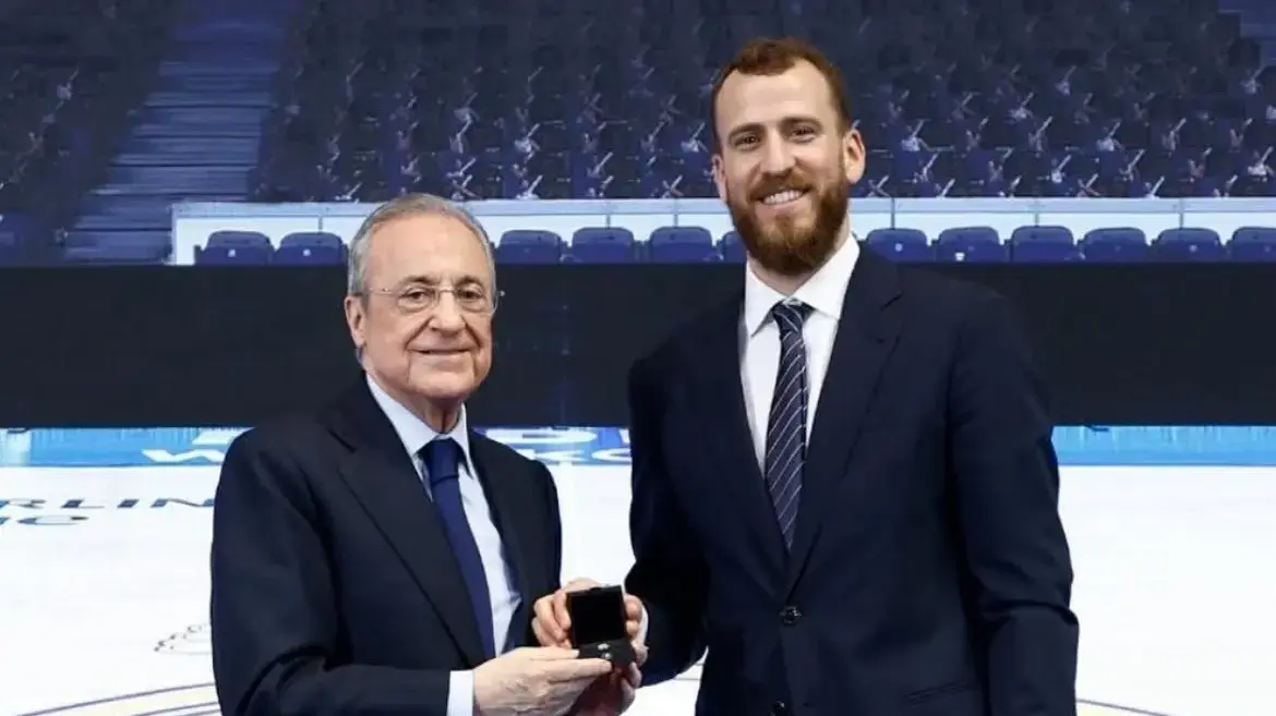 כדורסלן העבר סרחיו רודריגס עם פלורנטינו פרס נשיא ריאל מדריד