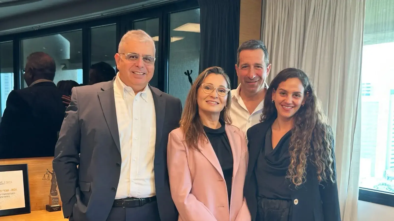 מימין לשמאל: עורכי הדין הילה קרמונה, דודי עבדי, שרון מדל ארצי, מיכה וקנין