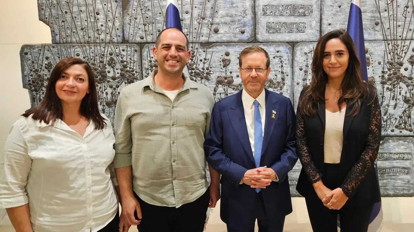נשיא המדינה, יצחק הרצוג  עם נציגי בית הספר