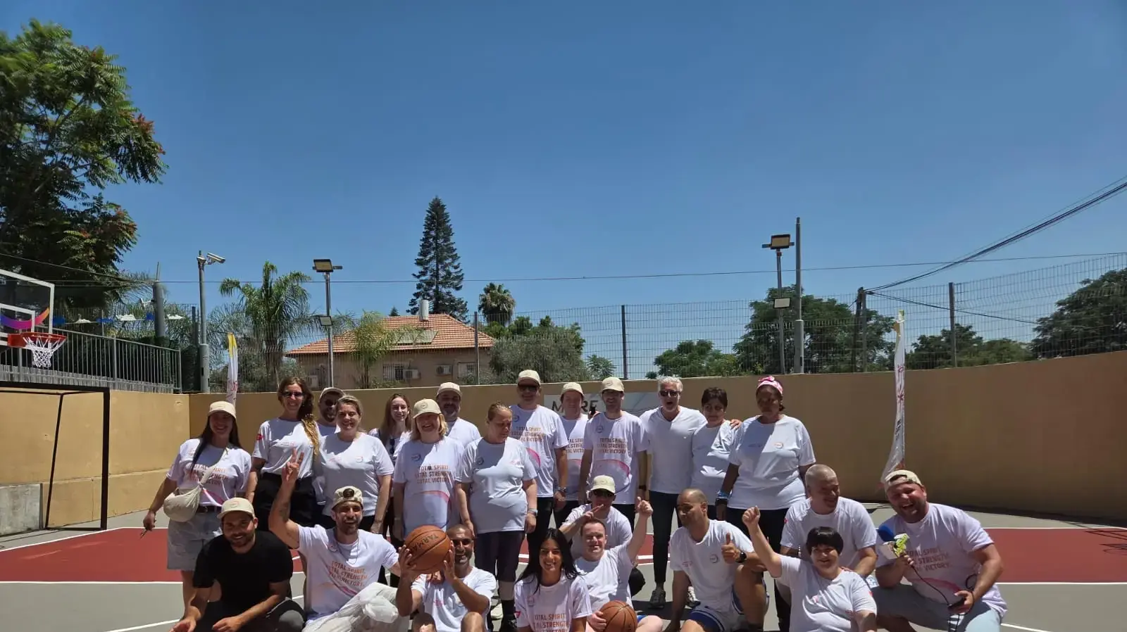 צוותי המתנדבים של ספיישל אולימפיקס וקולגייט עם דיירי מעון אביב במגרש הכדורסל המחודש. קרדיט צילום- באדיבות ספיישל אולימפיקס ישראל