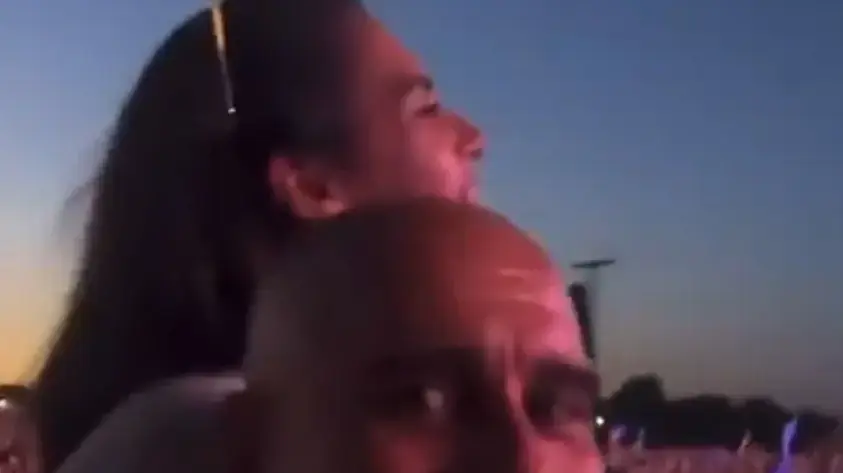 פפ גווארדיולה בהופעה של אואזיס