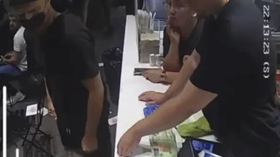 בר ההמבורגרים קינג דיויד באתונה הותקף על ידי פעילים פרו-פלסטינים, יולי 2025