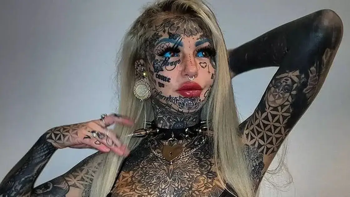 אמבר לוק שעברה ניתוחים פלסטיים להראות כמו דרקון
