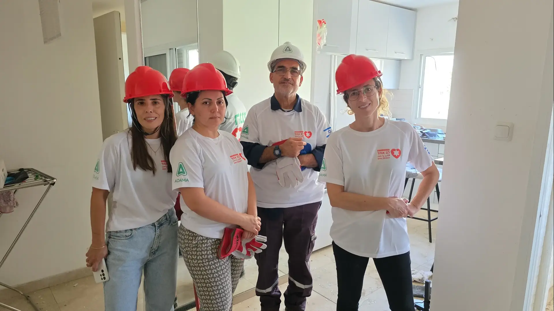 עובדי אדמה מכתשים לצידם של נפגעי הטילים בבאר שבע